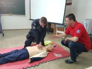 Slika PU_KA/PU_info/2016/Edukacija_policije_za_pruzanje_ prve_pomoci/naslovnica.jpg